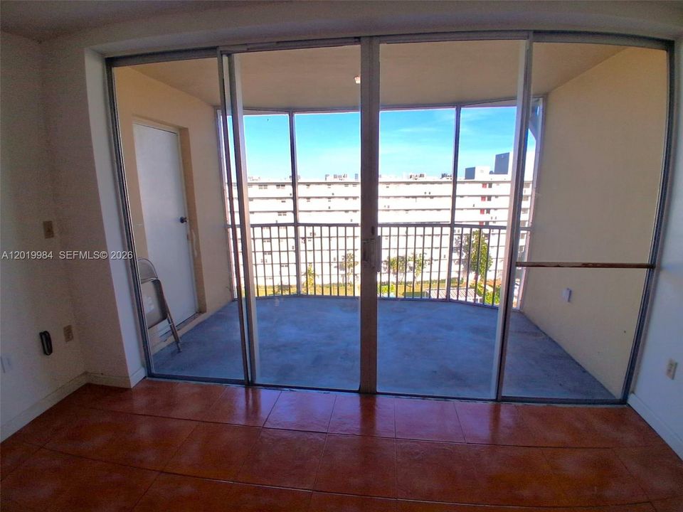 For Sale: $135,000 (1 beds, 1 baths, 1036 Square Feet)