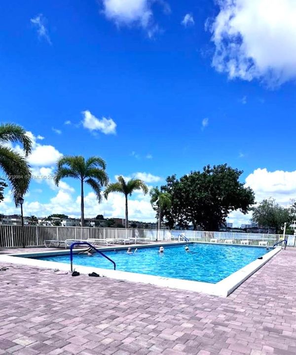 For Sale: $135,000 (1 beds, 1 baths, 1036 Square Feet)