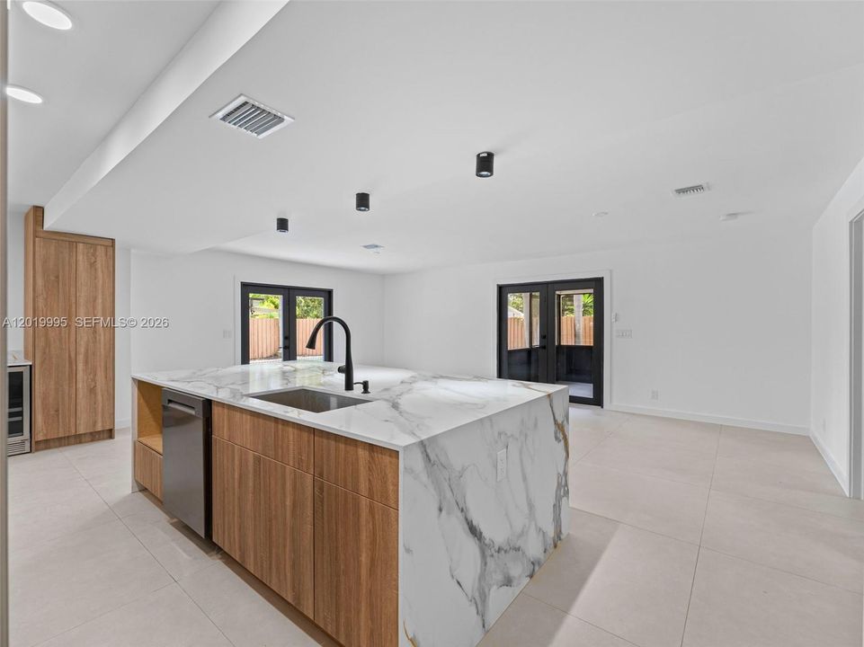 En Venta: $825,000 (4 camas, 2 baños, 1703 Pies cuadrados)