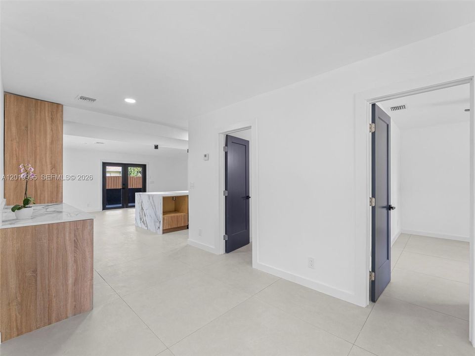 En Venta: $825,000 (4 camas, 2 baños, 1703 Pies cuadrados)