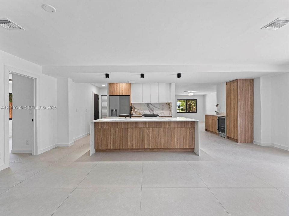 En Venta: $825,000 (4 camas, 2 baños, 1703 Pies cuadrados)