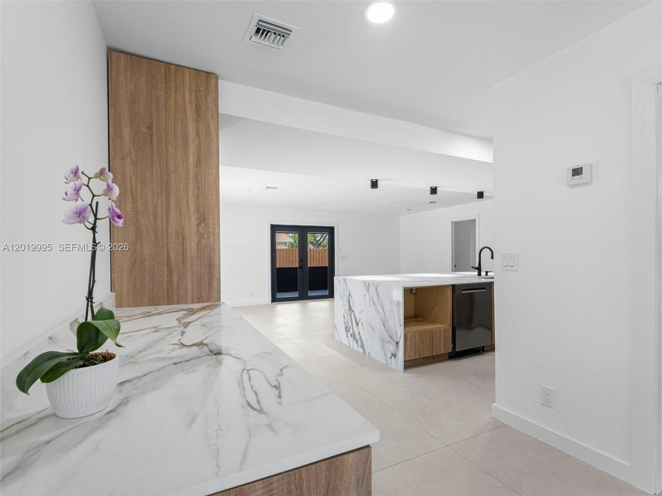 En Venta: $825,000 (4 camas, 2 baños, 1703 Pies cuadrados)
