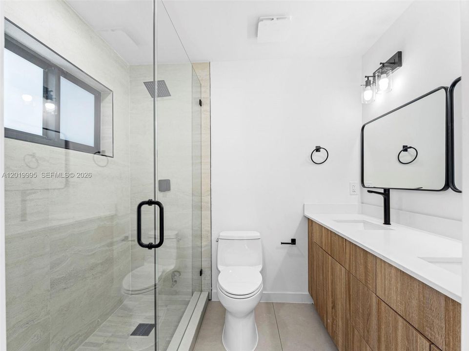 En Venta: $825,000 (4 camas, 2 baños, 1703 Pies cuadrados)