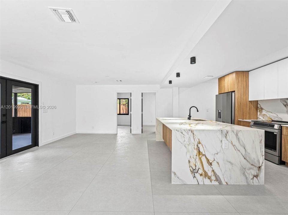 En Venta: $825,000 (4 camas, 2 baños, 1703 Pies cuadrados)