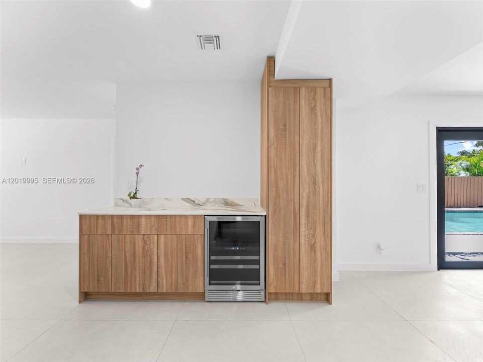 En Venta: $825,000 (4 camas, 2 baños, 1703 Pies cuadrados)