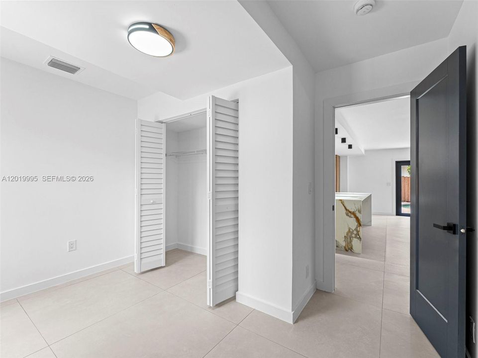 En Venta: $825,000 (4 camas, 2 baños, 1703 Pies cuadrados)