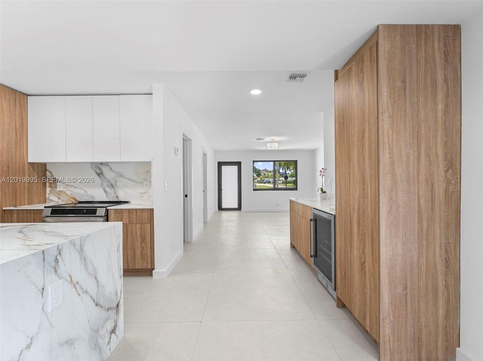 En Venta: $825,000 (4 camas, 2 baños, 1703 Pies cuadrados)