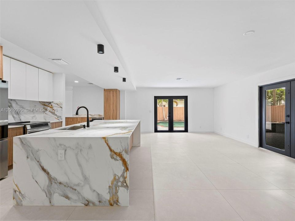 En Venta: $825,000 (4 camas, 2 baños, 1703 Pies cuadrados)