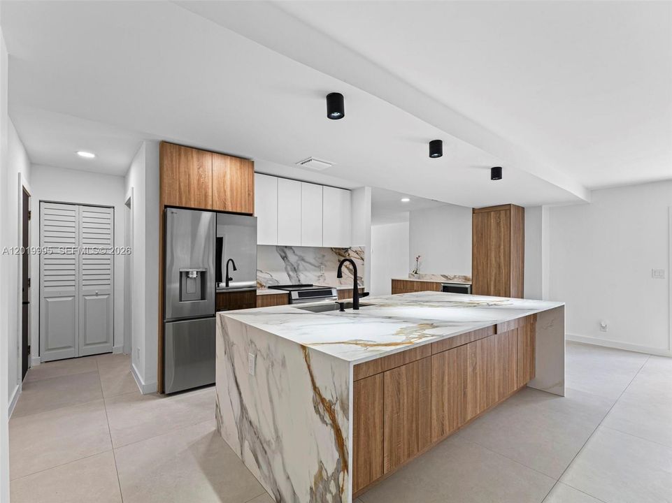 En Venta: $825,000 (4 camas, 2 baños, 1703 Pies cuadrados)