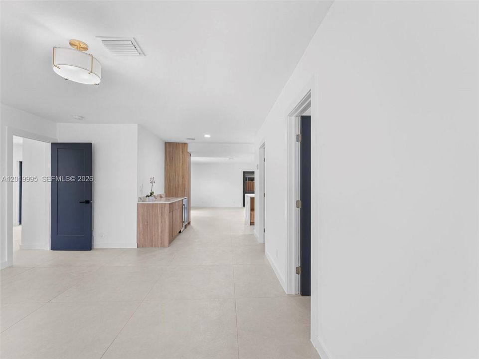 En Venta: $825,000 (4 camas, 2 baños, 1703 Pies cuadrados)