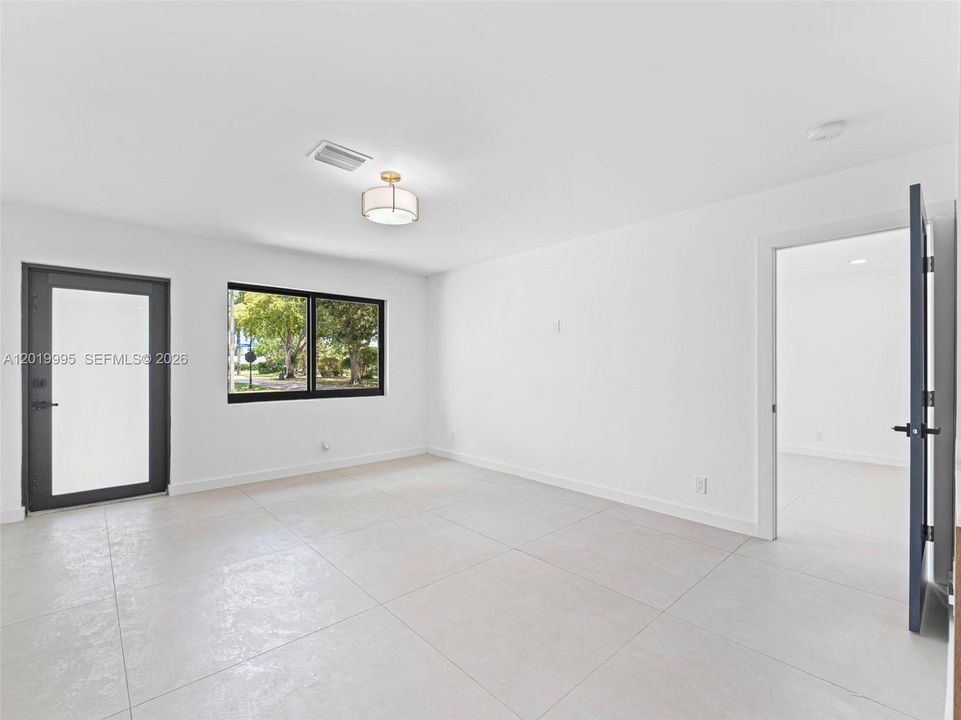 En Venta: $825,000 (4 camas, 2 baños, 1703 Pies cuadrados)