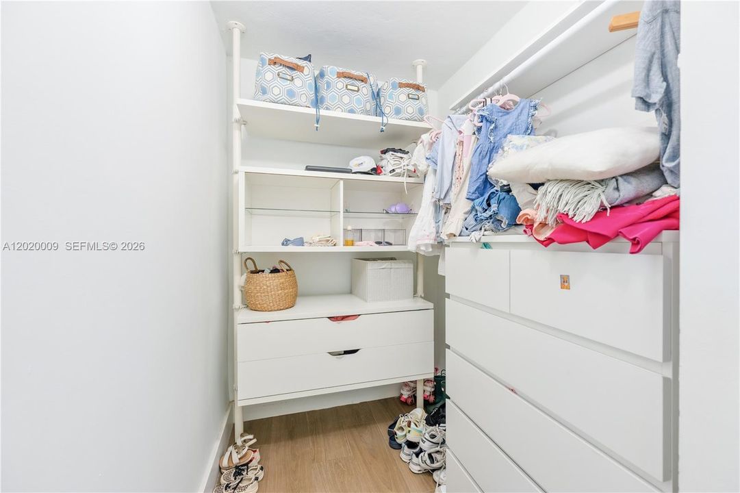 Под контрактом: $6,900 (3 спален, 2 ванн, 2223 Квадратных фут)