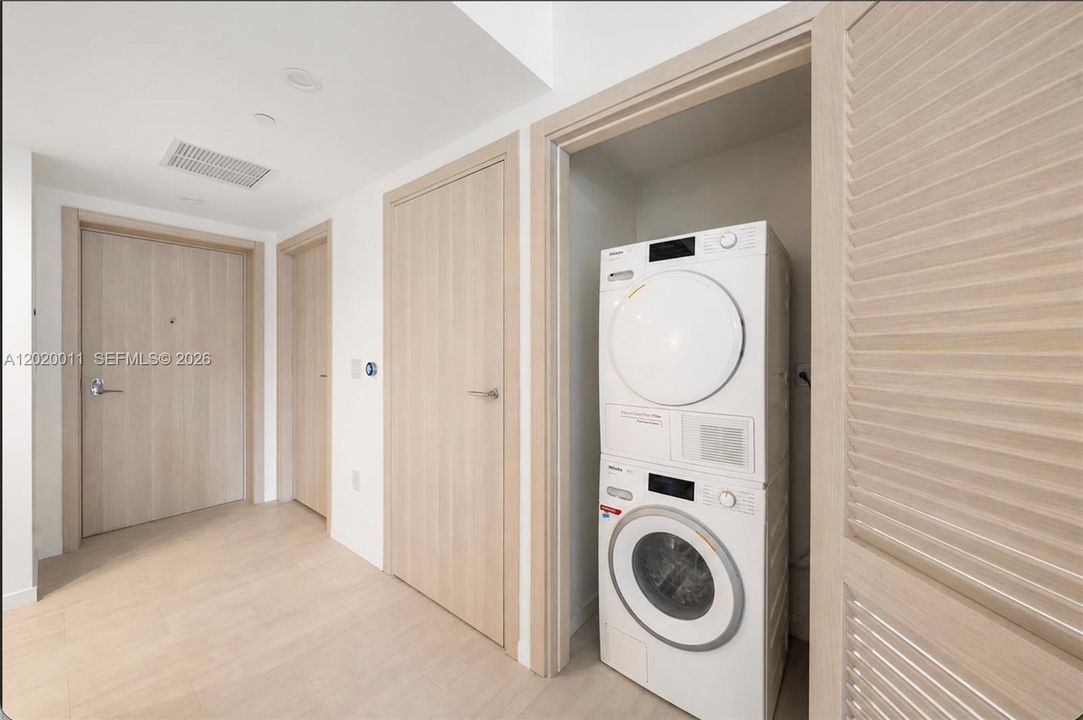 En Venta: $879,000 (1 camas, 1 baños, 870 Pies cuadrados)