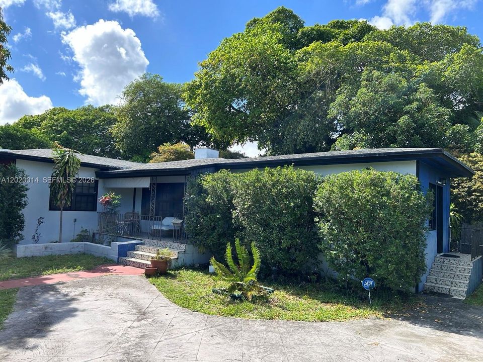 Active With Contract: $3,100 (2 beds, 2 baths, 1225 Square Feet)