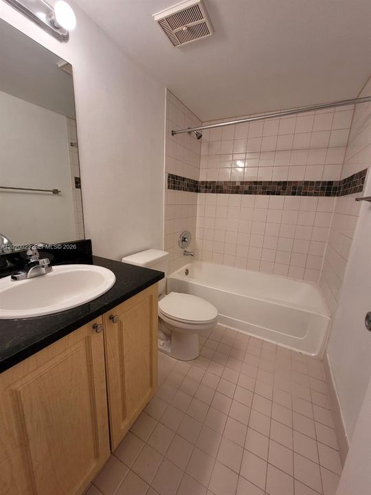 Active With Contract: $2,050 (2 beds, 2 baths, 986 Square Feet)