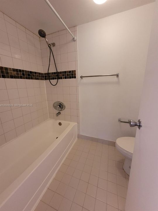 Active With Contract: $2,050 (2 beds, 2 baths, 986 Square Feet)