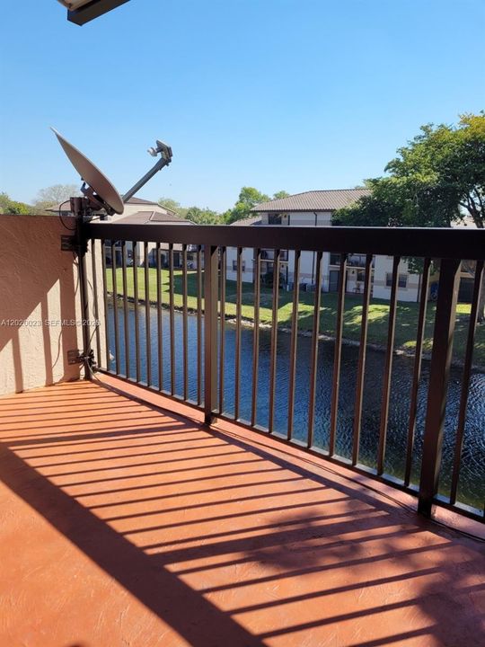 Active With Contract: $2,050 (2 beds, 2 baths, 986 Square Feet)
