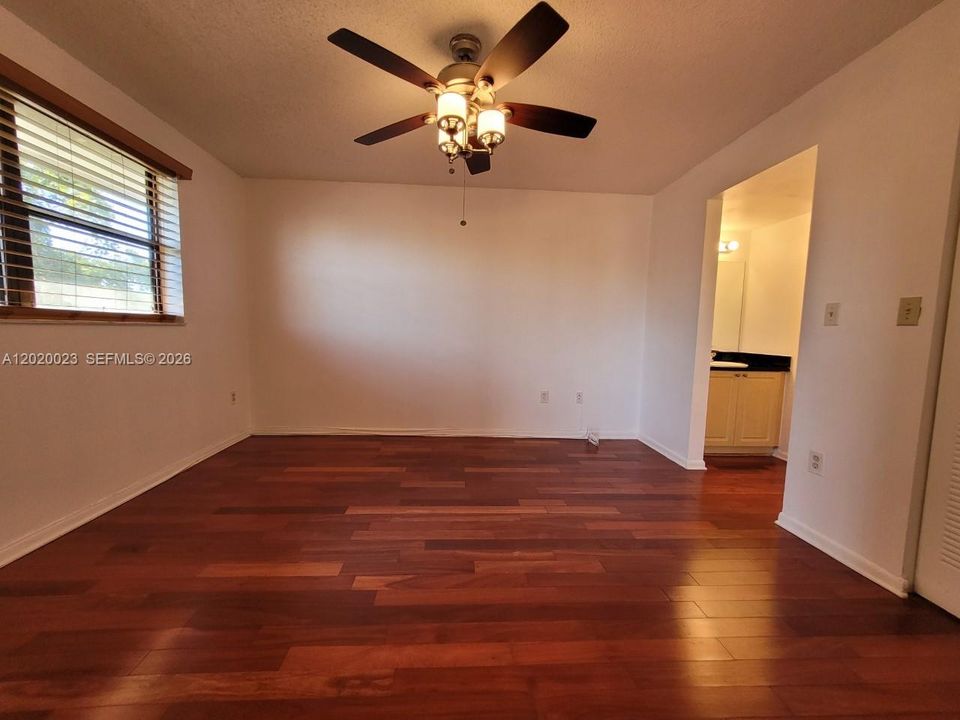 Active With Contract: $2,050 (2 beds, 2 baths, 986 Square Feet)
