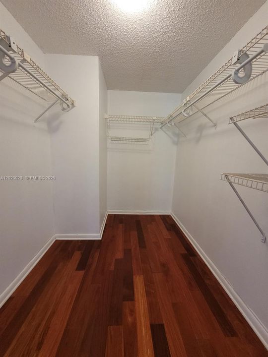 Active With Contract: $2,050 (2 beds, 2 baths, 986 Square Feet)