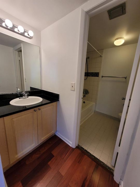 Active With Contract: $2,050 (2 beds, 2 baths, 986 Square Feet)