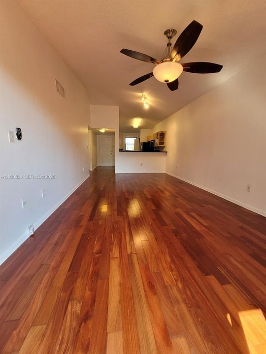 Active With Contract: $2,050 (2 beds, 2 baths, 986 Square Feet)