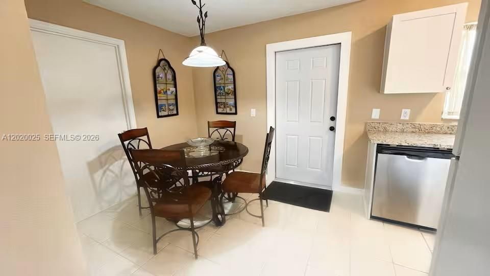 For Rent: $1,990 (3 beds, 1 baths, 1077 Square Feet)