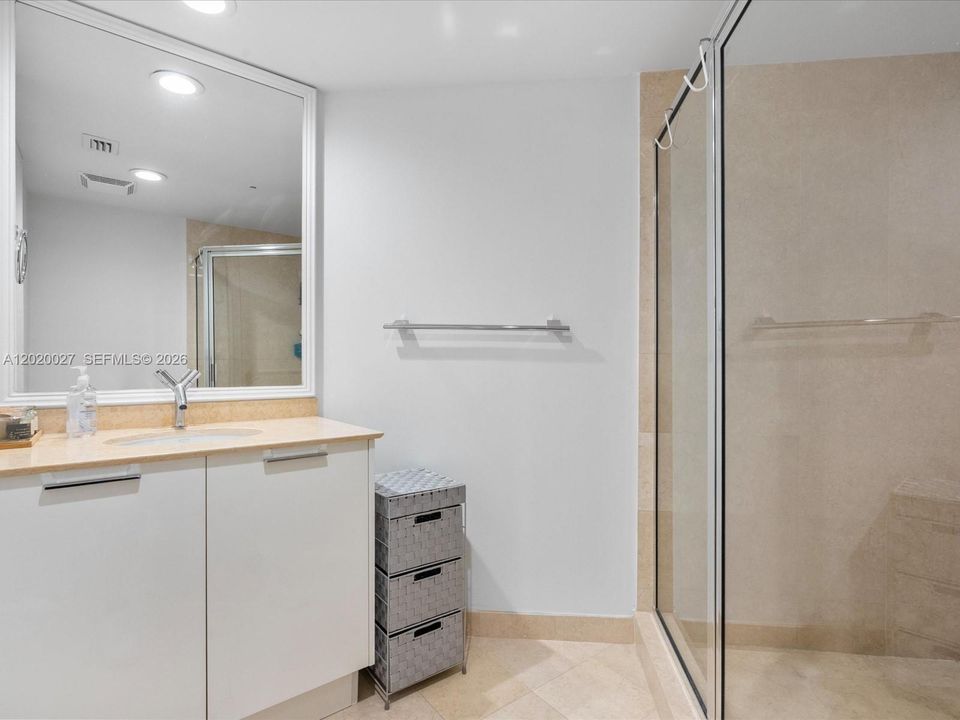 В аренду: $19,900 (4 спален, 4 ванн, 3945 Квадратных фут)