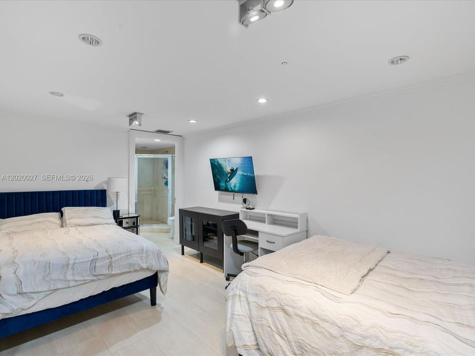 В аренду: $19,900 (4 спален, 4 ванн, 3945 Квадратных фут)