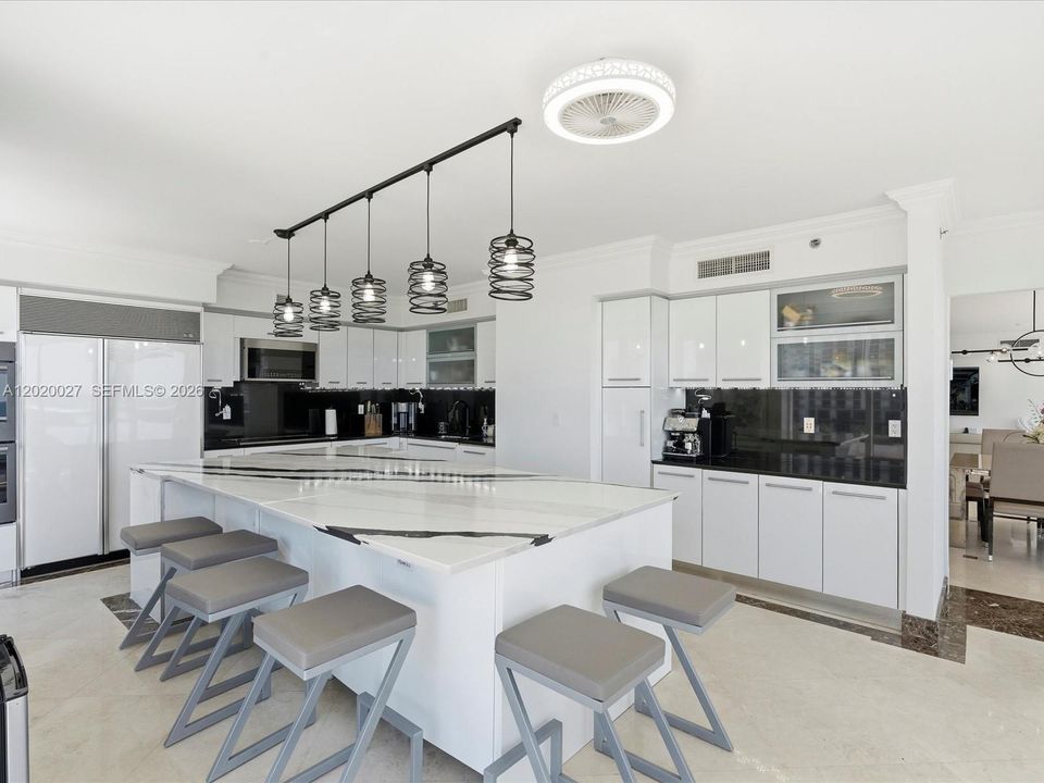 В аренду: $19,900 (4 спален, 4 ванн, 3945 Квадратных фут)