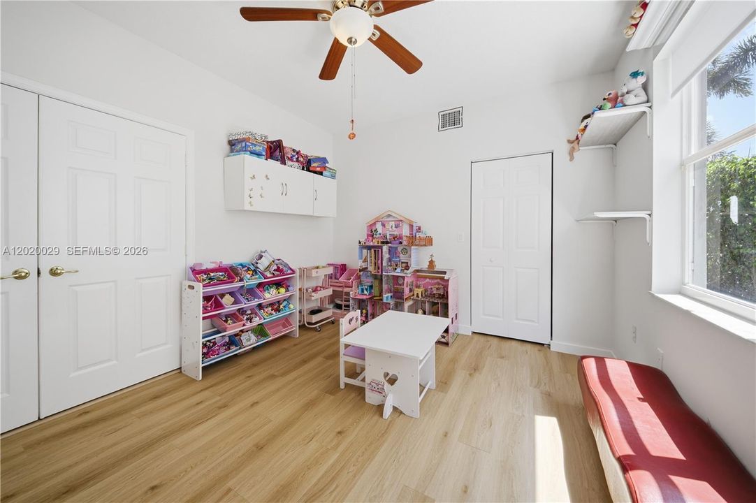 For Sale: $1,270,000 (6 beds, 4 baths, 3349 Square Feet)