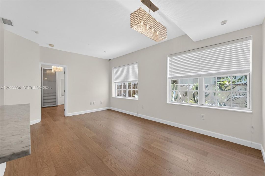 Active With Contract: $2,200 (1 beds, 1 baths, 520 Square Feet)