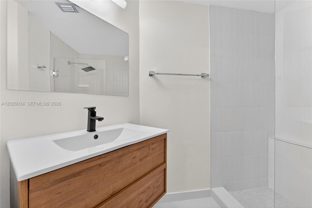 Active With Contract: $2,200 (1 beds, 1 baths, 520 Square Feet)
