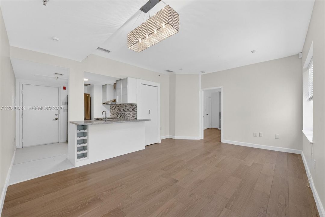Active With Contract: $2,200 (1 beds, 1 baths, 520 Square Feet)