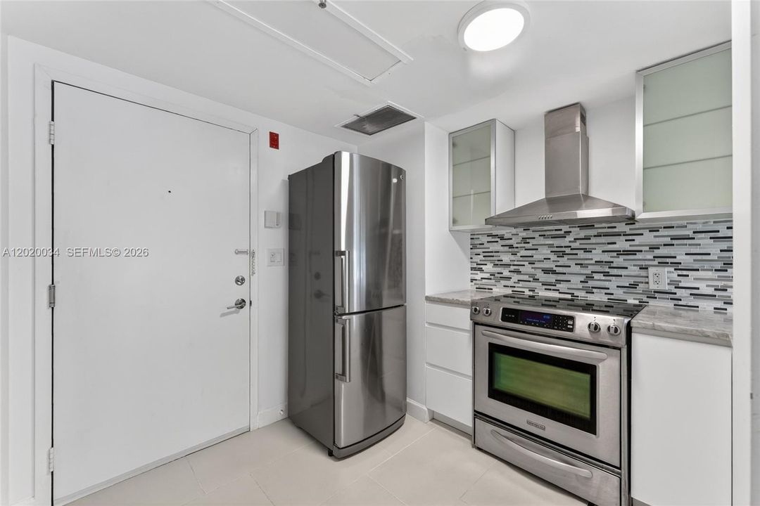 Active With Contract: $2,200 (1 beds, 1 baths, 520 Square Feet)