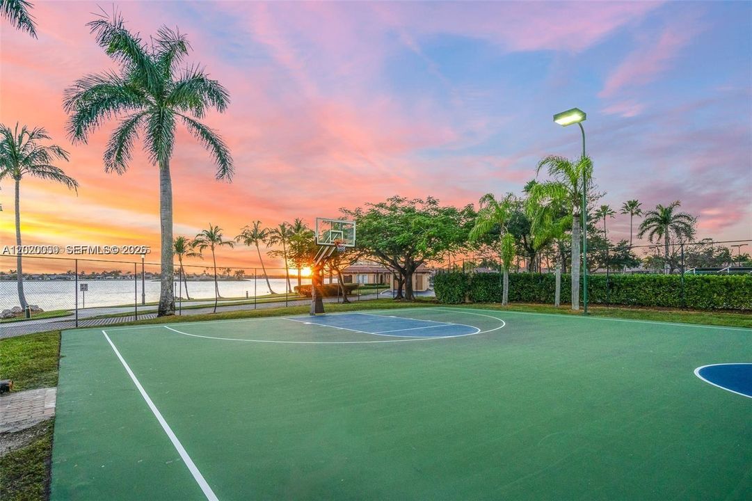 For Sale: $1,150,000 (5 beds, 4 baths, 2804 Square Feet)