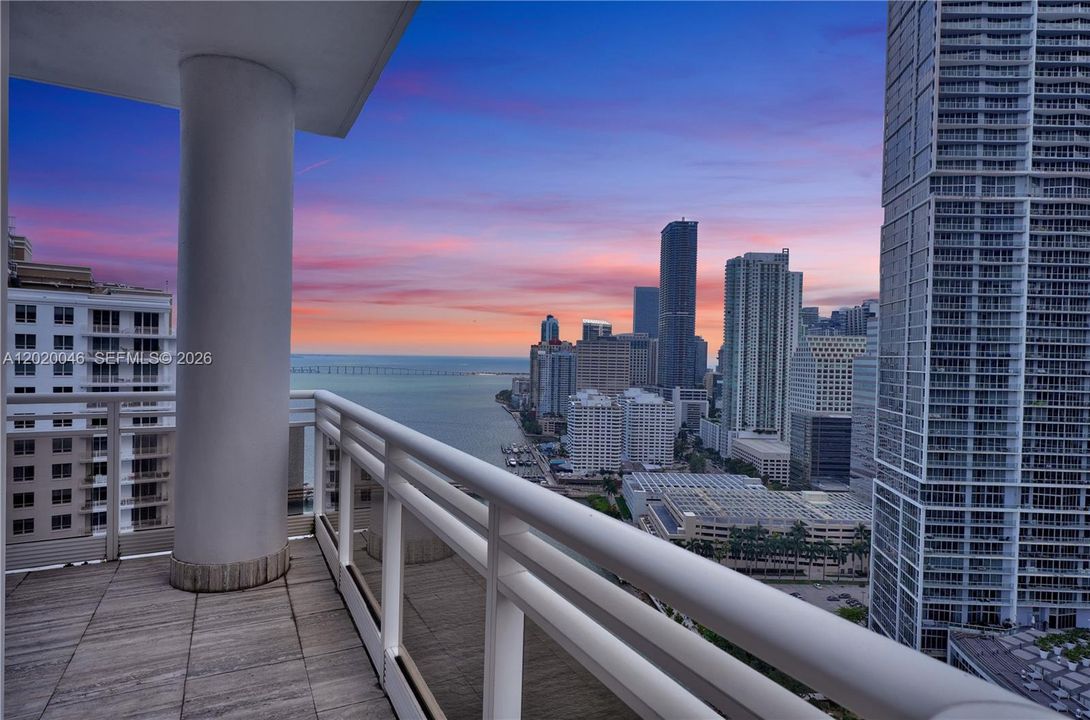 Activo con contrato: $2,645,000 (3 camas, 3 baños, 2591 Pies cuadrados)
