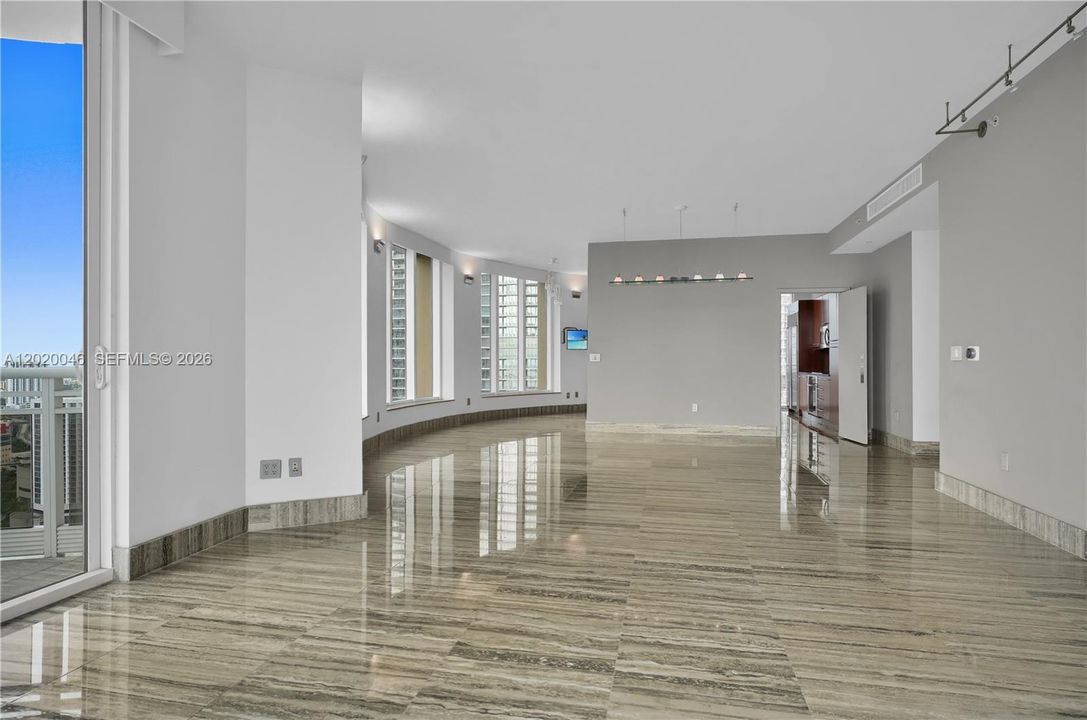 Activo con contrato: $2,645,000 (3 camas, 3 baños, 2591 Pies cuadrados)