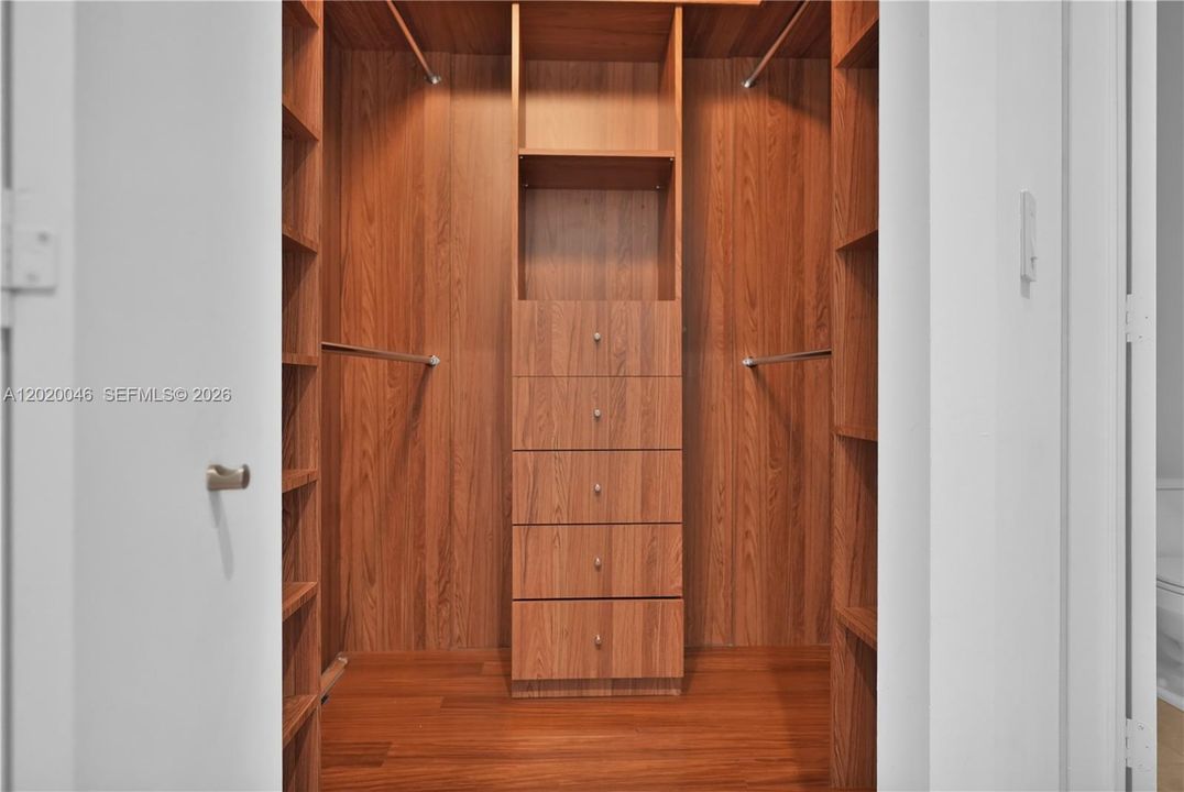 Activo con contrato: $2,645,000 (3 camas, 3 baños, 2591 Pies cuadrados)