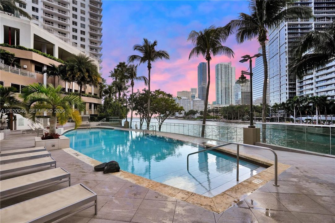 Activo con contrato: $2,645,000 (3 camas, 3 baños, 2591 Pies cuadrados)