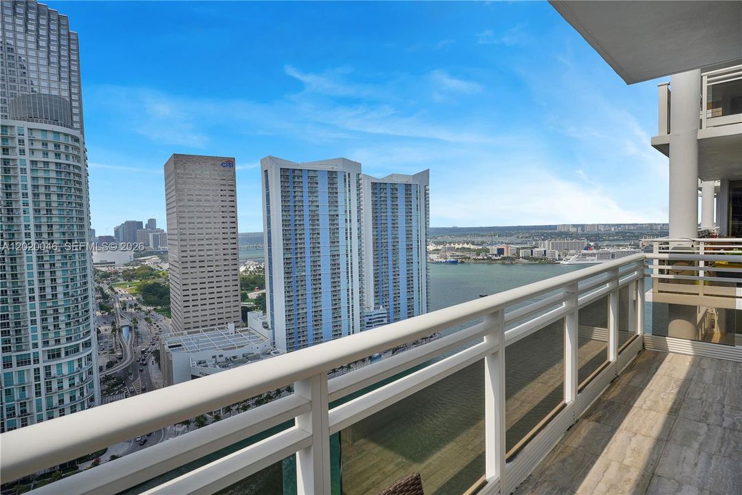 Activo con contrato: $2,645,000 (3 camas, 3 baños, 2591 Pies cuadrados)