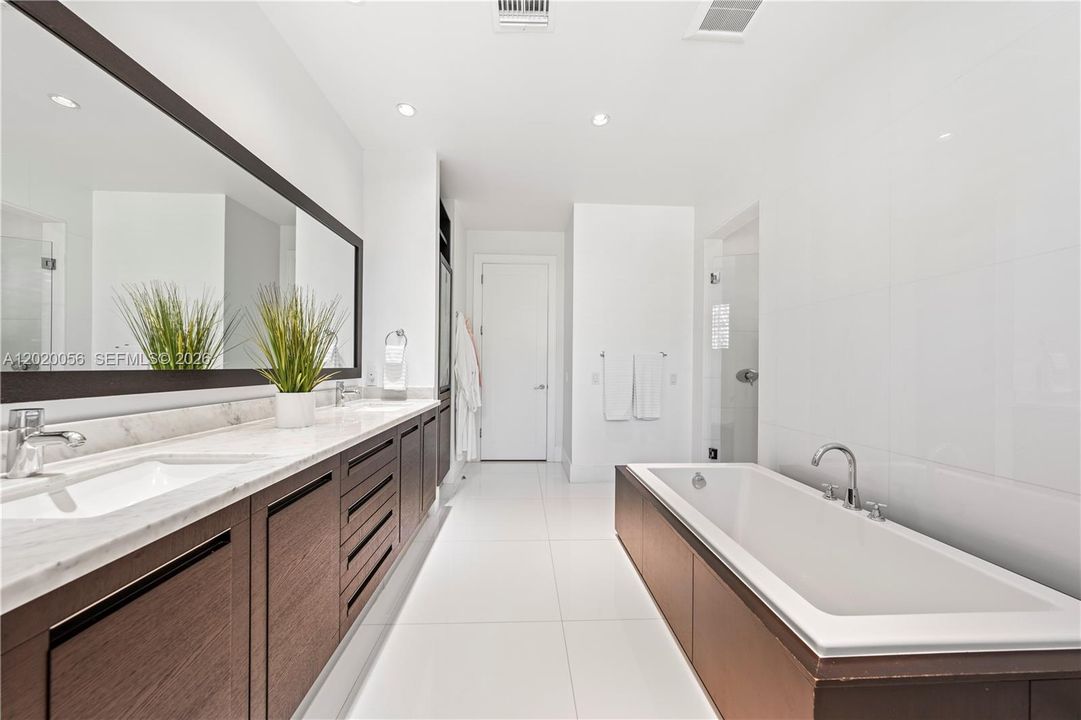 For Sale: $10,995,000 (6 beds, 6 baths, 5825 Square Feet)