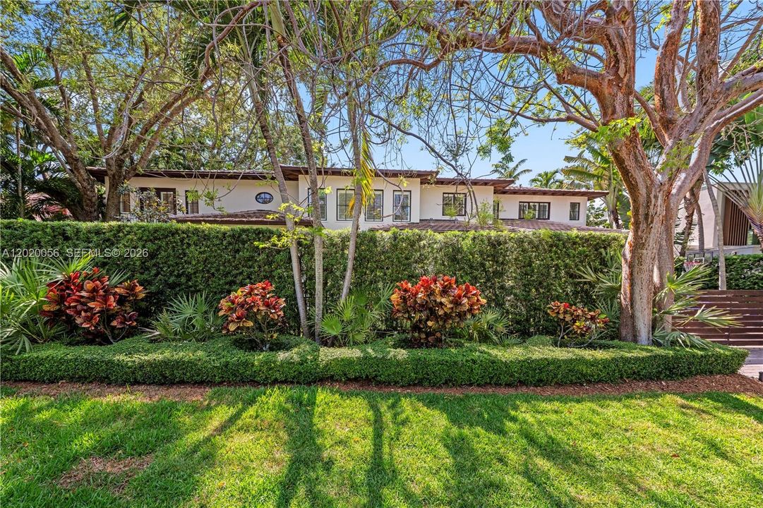For Sale: $10,995,000 (6 beds, 6 baths, 5825 Square Feet)