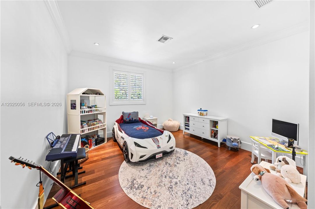 For Sale: $10,995,000 (6 beds, 6 baths, 5825 Square Feet)