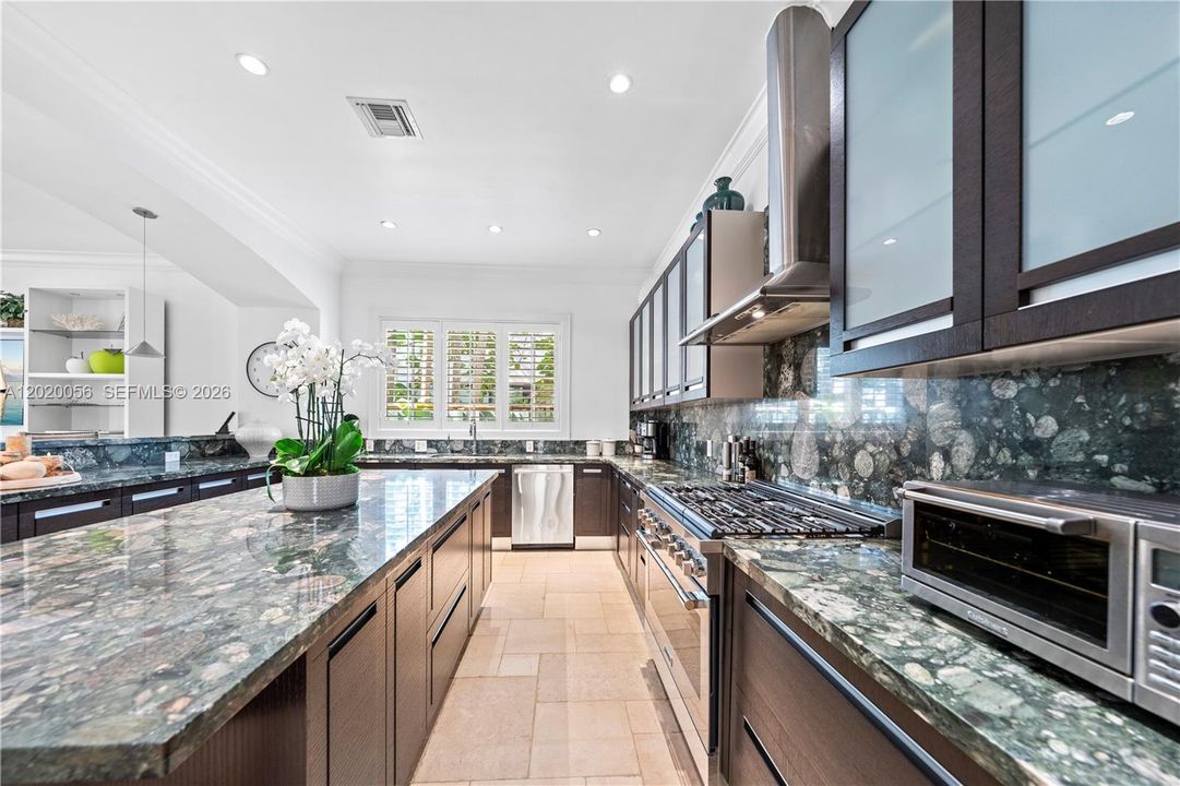 For Sale: $10,995,000 (6 beds, 6 baths, 5825 Square Feet)