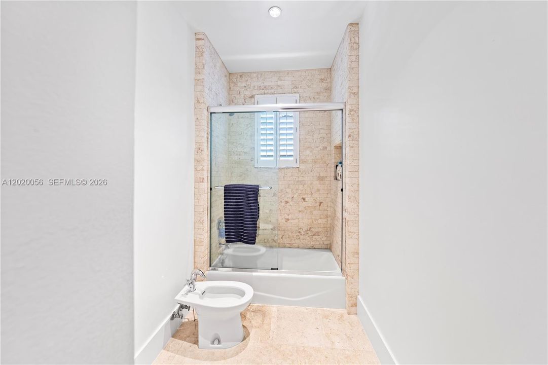 For Sale: $10,995,000 (6 beds, 6 baths, 5825 Square Feet)