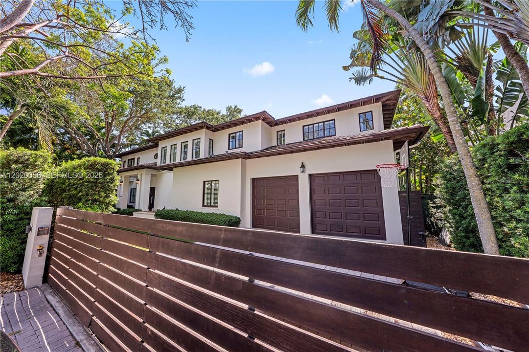 For Sale: $10,995,000 (6 beds, 6 baths, 5825 Square Feet)