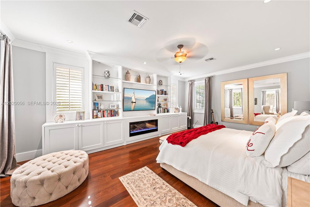 For Sale: $10,995,000 (6 beds, 6 baths, 5825 Square Feet)