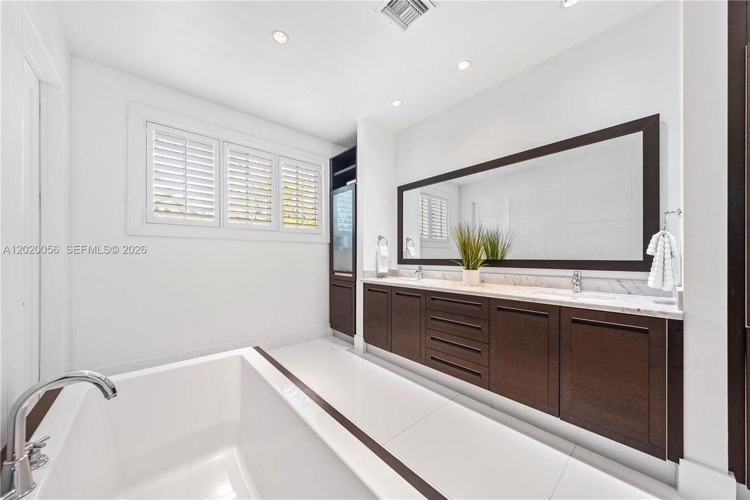 For Sale: $10,995,000 (6 beds, 6 baths, 5825 Square Feet)