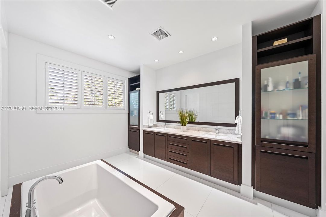 For Sale: $10,995,000 (6 beds, 6 baths, 5825 Square Feet)