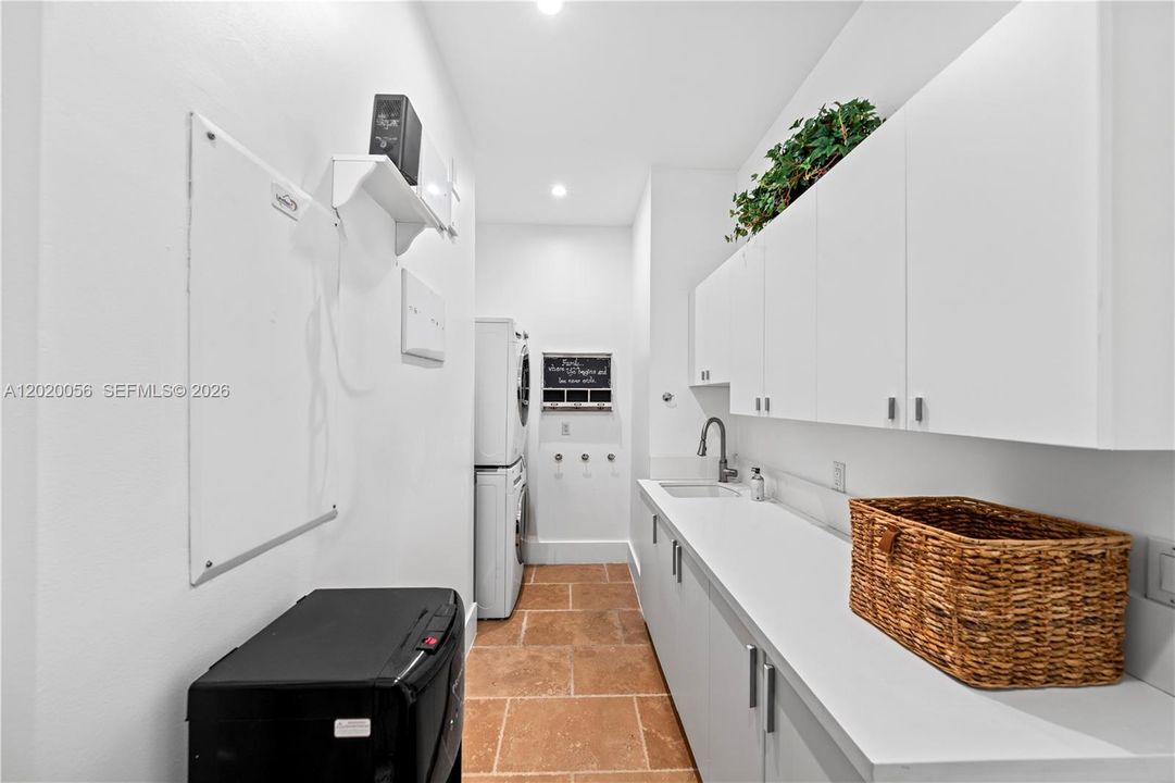 For Sale: $10,995,000 (6 beds, 6 baths, 5825 Square Feet)